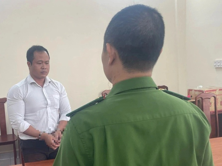 Chuyên viên thanh tra giám sát Ngân hàng Nhà nước chiếm đoạt 5,5 tỉ đồng- Ảnh 1. Cán bộ công an đọc lệnh bắt Phạm Trọng Cường - Ảnh: Công an cung cấp