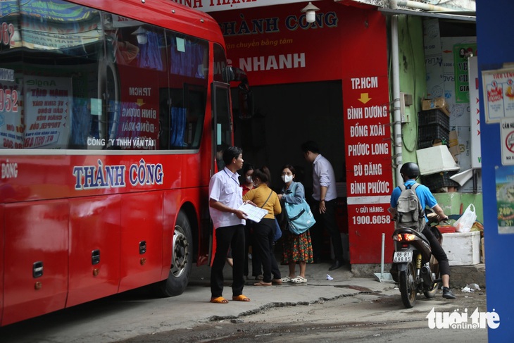 Tượng tự, nhà xe Thành Công chạy tuyến TP.HCM - Bình Phước vẫn bắt khách tại cây xăng trên quốc lộ 13, đoạn cách bến xe Miền Đông cũ khoảng 200m - Ảnh: MINH HÒA