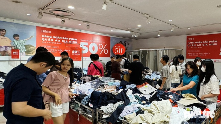 Cẩn thận khi mua hàng Tết giảm giá 50-70%- Ảnh 3. Nhiều khách hàng vẫn mua được sản phẩm giảm giá với chất lượng tốt, khi biết cách lựa chọn - Ảnh: BÔNG MAI