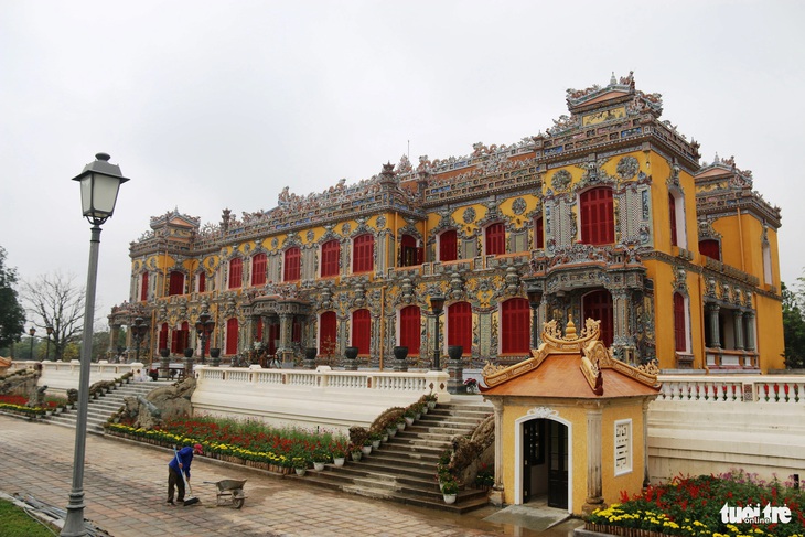 Nhân viên Trung tâm Bảo tồn di tích cố đô Huế đang dọn dẹp, hoàn thành những bước cuối cùng chuẩn bị mở cửa đón khách tại điện Kiến Trung - Ảnh: NHẬT LINH