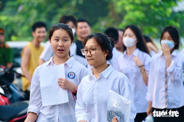 Học sinh tham dự kỳ thi vào lớp 10 năm 2023 tại Hà Nội - Ảnh: NGUYÊN BẢO