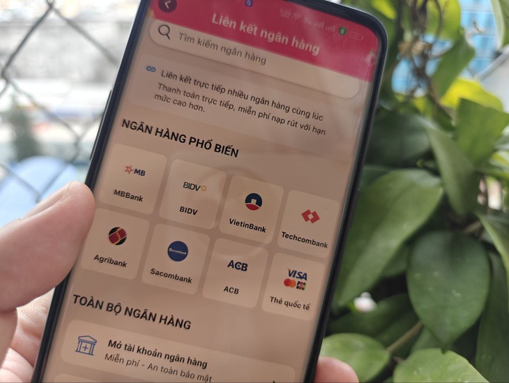 Ví điện tử MoMo buộc tất cả người dùng phải liên kết với tài khoản ngân hàng - Ảnh: ĐỨC THIỆN