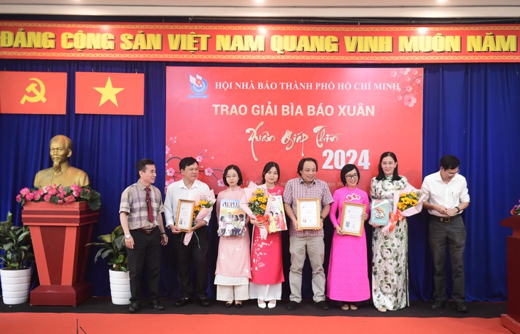 Đại diện các báo nhận giải ba bìa báo xuân - Ảnh: QUANG ĐỊNH