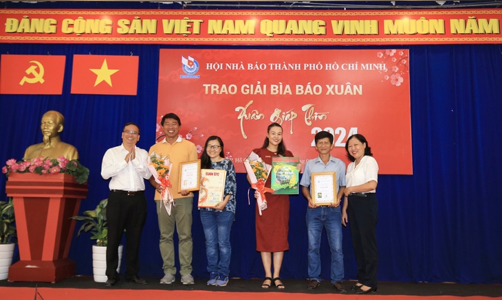 Đại diện báo Tuổi Trẻ và Người Lao Động nhận giải nhì bìa báo xuân - Ảnh: DŨNG PHƯƠNG