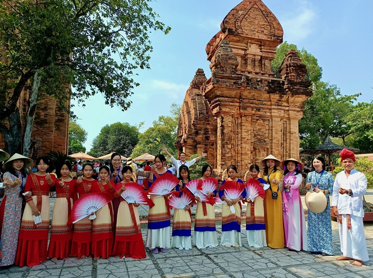 Di tích Tháp bà Ponagar sẽ mở cửa đón khách suốt đêm giao thừa - Ảnh: MINH CHIẾN