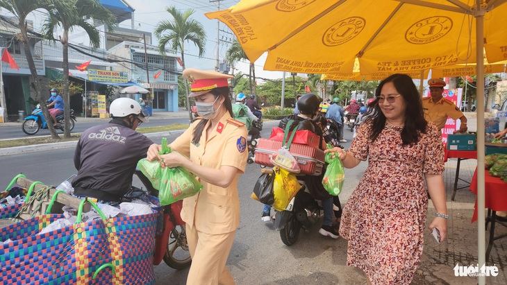 Hai ngày qua, hàng ngàn người lao động từ các tỉnh, thành phố lớn về An Giang ăn Tết đã được hỗ trợ nước suối, sữa và đồ ăn nhanh - Ảnh: BỬU ĐẤU