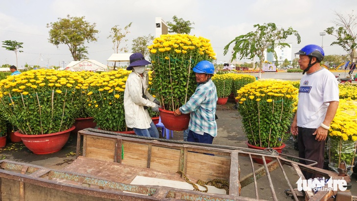 Tùy vào đoạn đường xa gần mà người chở thuê mùa xuân có tiền công 100.000-150.000 đồng/chuyến - Ảnh: CHÍ CÔNG