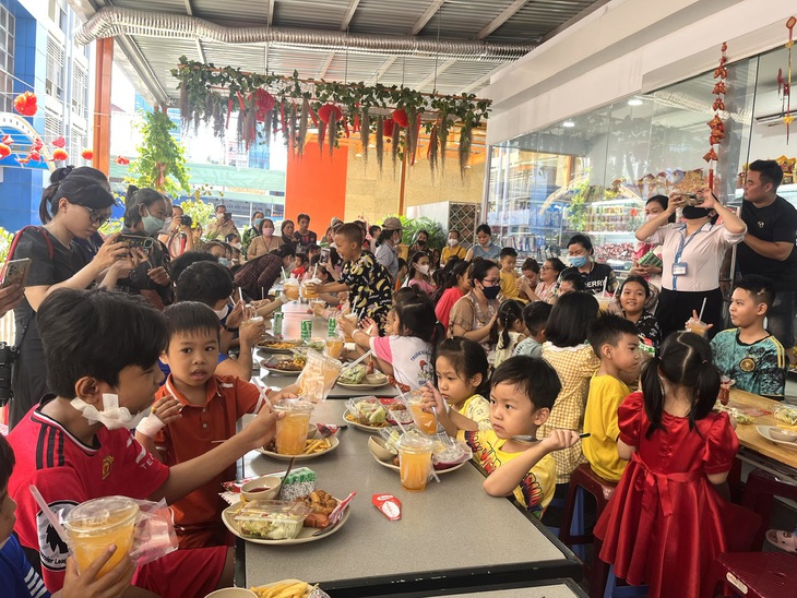 Bệnh nhi Bệnh viện Nhi Đồng 1 tham dự bữa cơm tất niên - Ảnh: THÙY DƯƠNG