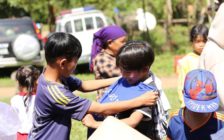 Vượt nắng gắt, hàng chục người trẻ mang ánh sáng lên Sông Y - Ảnh 11.