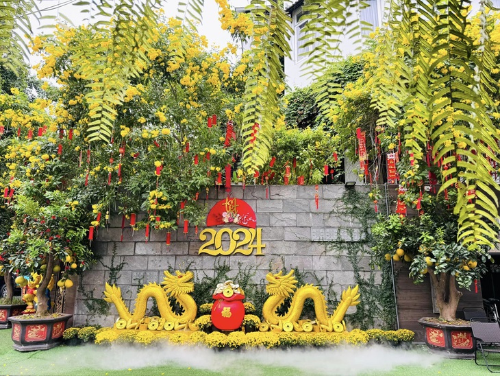 Đàm Vĩnh Hưng chi 'khủng' trang trí Tết cho biệt thự 60 tỉ đồng- Ảnh 2. Nam ca sĩ chọn trưng bày nhiều hình rồng - linh vật của năm 2024 được chạm khắc tinh xảo ở nhiều nơi trong căn nhà.