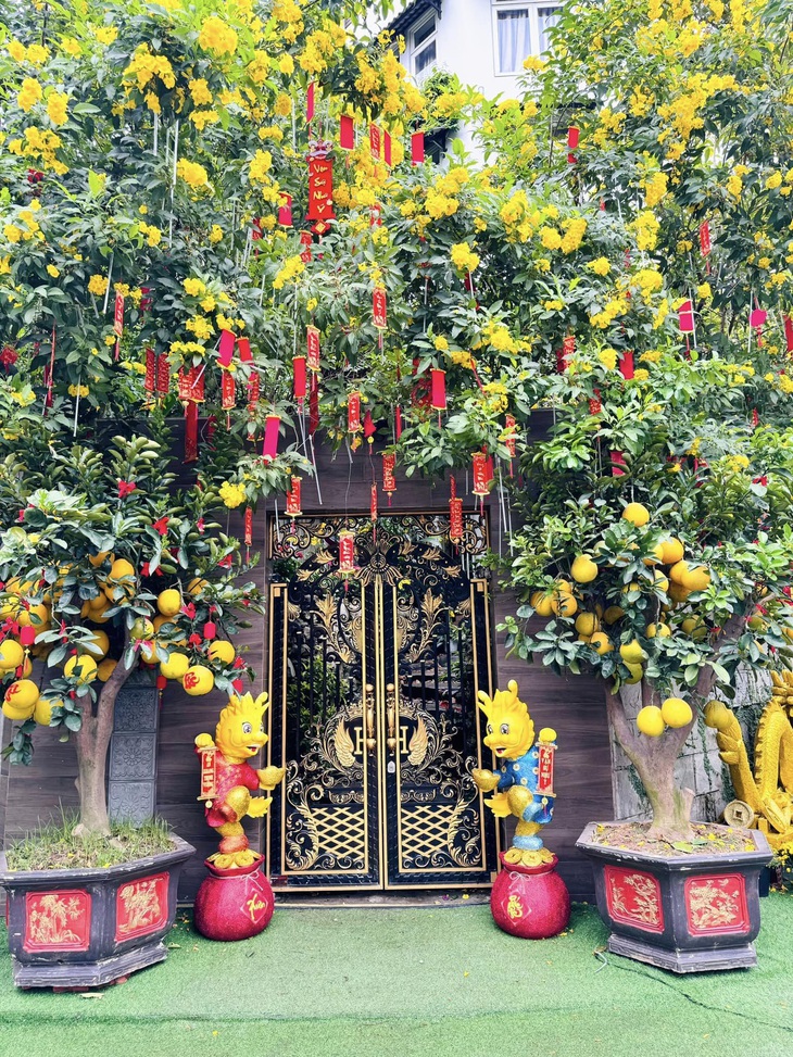 Đàm Vĩnh Hưng chi 'khủng' trang trí Tết cho biệt thự 60 tỉ đồng- Ảnh 1. Cổng vào căn biệt thự được Đàm Vĩnh Hưng trang trí với tông màu đỏ - vàng nổi bật, bắt mắt với những bức tượng rồng được đặt ở vị trí tiền cảnh.