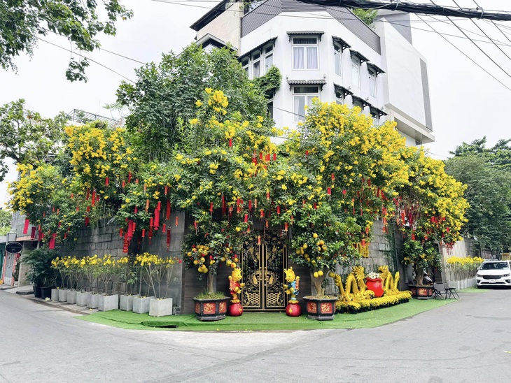 Đàm Vĩnh Hưng chi 'khủng' trang trí Tết cho biệt thự 60 tỉ đồng- Ảnh 3. Toàn cảnh bên ngoài căn biệt thự đắt đỏ nằm ngay vị trí trung tâm quận 10 được Đàm Vĩnh Hưng