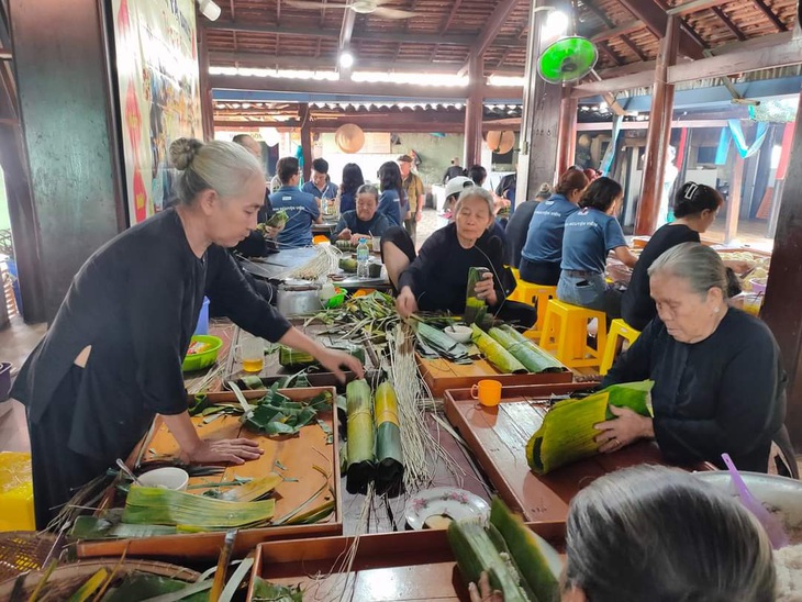 Gói bánh tét trong Nhà Lớn Long Sơn