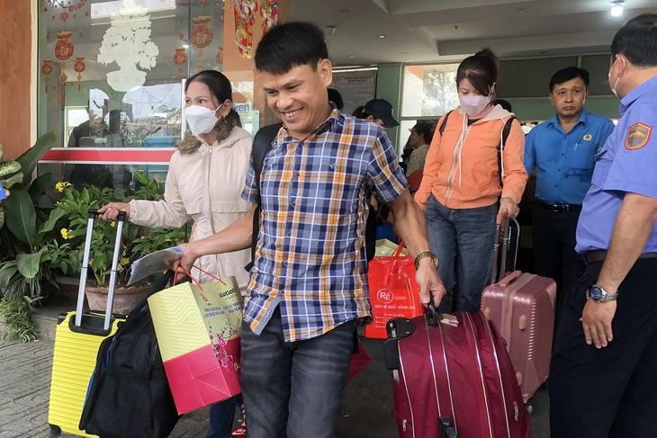 Công nhân lao động Đồng Nai hồ hởi lên Chuyến tàu Công đoàn - Xuân 2024 về quê đón Tết cùng gia đình - Ảnh: A LỘC