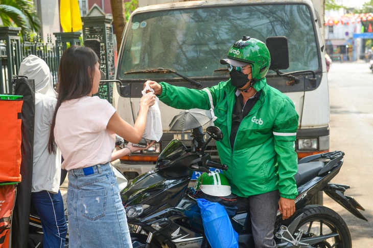 Nhiều người dùng tận dụng ưu đãi trên các nền tảng như Grab để đặt thực phẩm - Ảnh: QUANG ĐỊNH