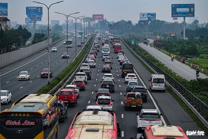 Người dân rời Hà Nội về quê nghỉ Tết, ùn tắc ở các cửa ngõ, mưa rét gây thêm khó khăn- Ảnh 2.