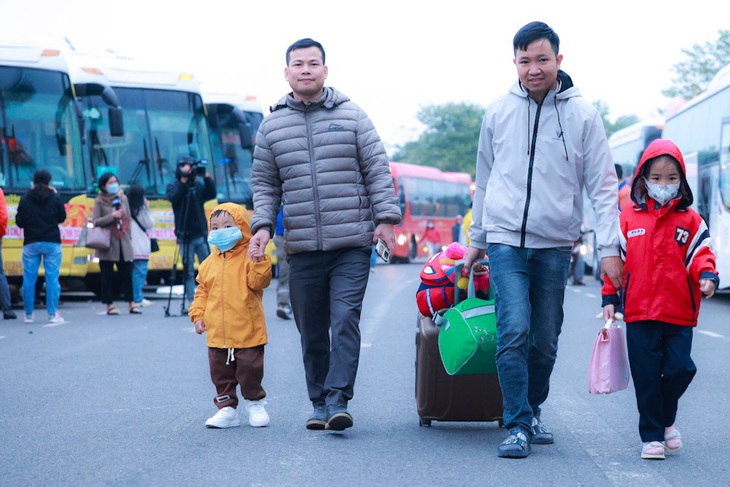 Chẳng ngại mưa bay, nhanh tay xách ba lô về quê ăn Tết- Ảnh 3.