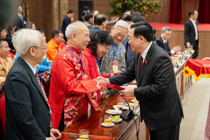 Chủ tịch Quốc hội chúc Tết đại diện người dân Hà Nội - Ảnh: GIA HÂN