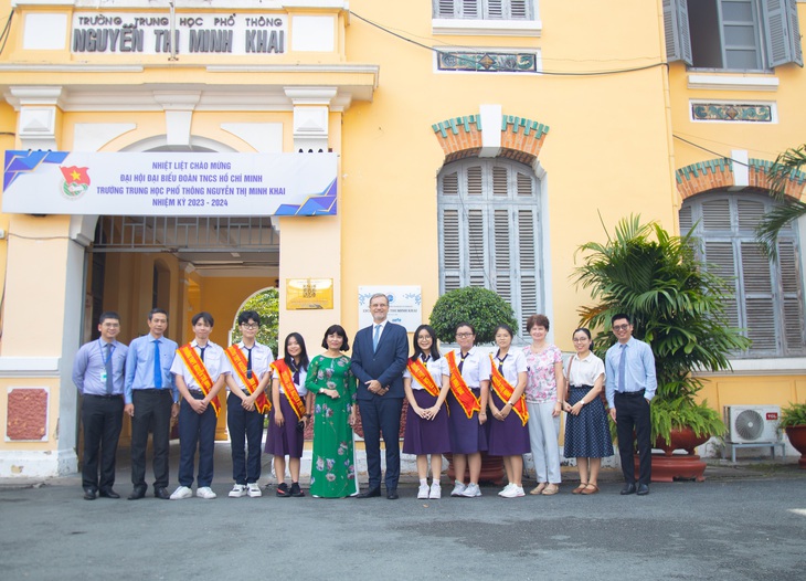 Đại sứ Pháp Olivier Brochet thăm và trao đổi về việc giảng dạy tiếng Pháp với Ban Giám hiệu Trường THPT Nguyễn Thị Minh Khai tại TP.HCM - Ảnh: Trường THPT Nguyễn Thị Minh Khai Đại sứ Pháp Olivier Brochet thăm và trao đổi về việc giảng dạy tiếng Pháp với ban giám hiệu Trường THPT Nguyễn Thị Minh Khai tại TP.HCM - Ảnh: Trường THPT Nguyễn Thị Minh Khai