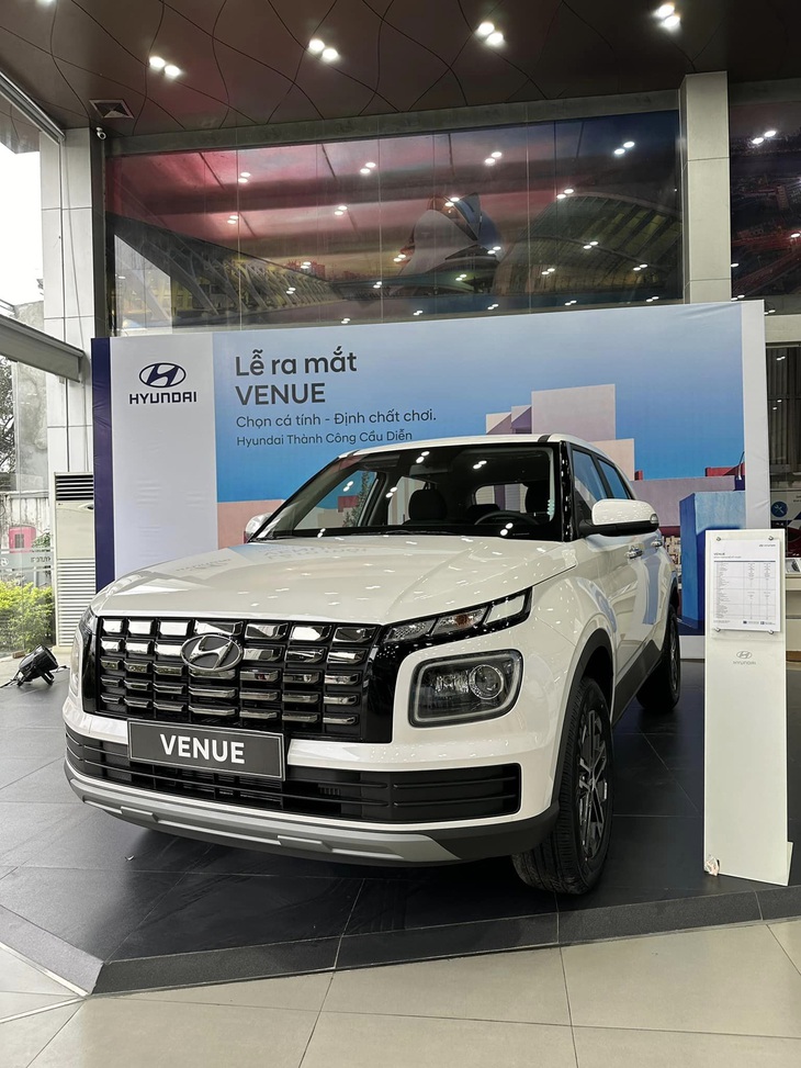 Hyundai Venue dùng chung khung gầm với Kia Sonet, có kích thước dài x rộng x cao lần lượt là 3.995 x 1.770 x 1.645 (mm), chiều dài cơ sở là 2.500 mm. So với Raize và Sonet, chiều dài của Venue ngắn hơn lần lượt là 35mm và 125mm. Khoảng sáng gầm 195mm. Cả hai phiên bản của Venue đều sử dụng bộ mâm 16inch với lốp 215/60R16 - Ảnh: Đại lý Hyundai/Facebook