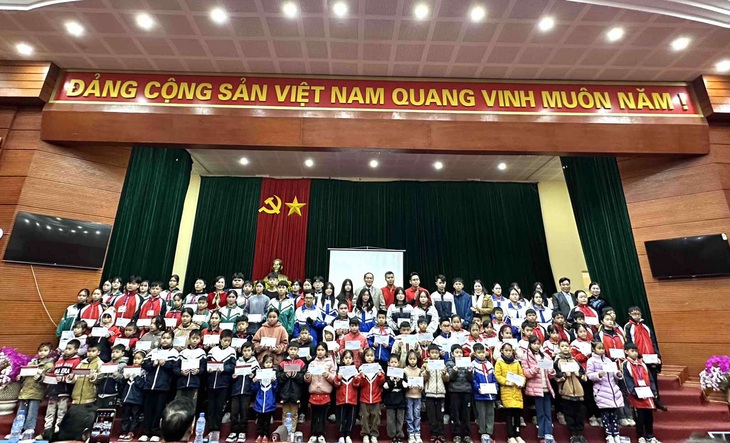 Vietlott sẻ chia niềm vui Tết đến người dân có hoàn cảnh khó khăn- Ảnh 3.