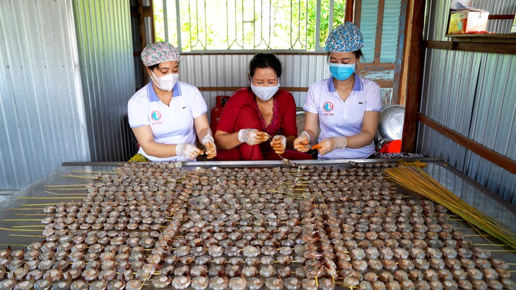 Tôm lụi được bóc sạch vỏ, chừa lại phần vỏ đuôi tôm cho đẹp mắt - Ảnh: THANH HUYỀN