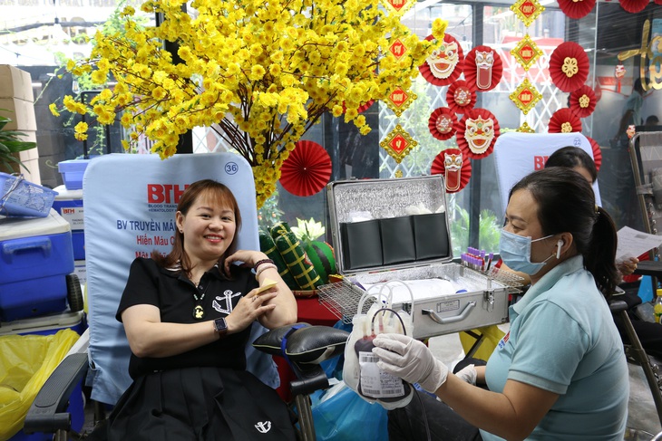 Elken Việt Nam tổ chức hiến máu trước thềm xuân mới- Ảnh 2. Bà Hoàng Ngọc Thúy - Phó Tổng Giám Đốc Elken Việt Nam tham gia Chương Trình Hiến Máu
