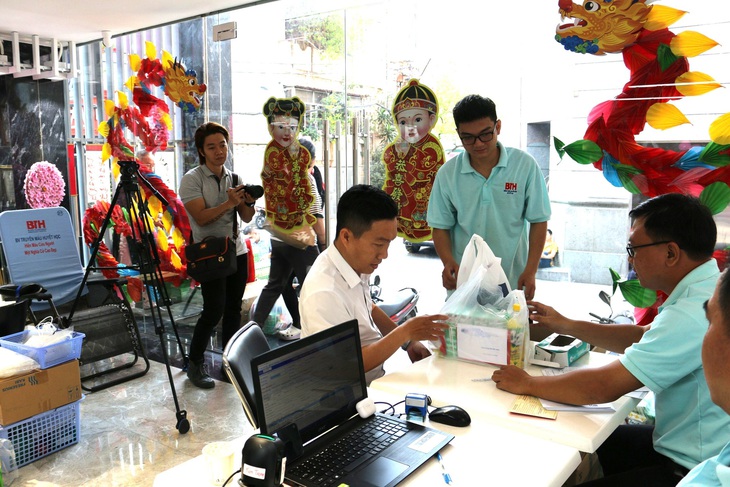 Elken Việt Nam tổ chức hiến máu trước thềm xuân mới- Ảnh 3. Sau khi hiến máu thành công, người tham gia sẽ nhận được 5 lốc sữa, bánh chocopine, đường, chữ thư pháp do ông đồ vẽ từ Viện Huyết Học và 1 Hộp Ngũ Cốc (có sữa non và tảo xoắn) từ Elken Việt Nam