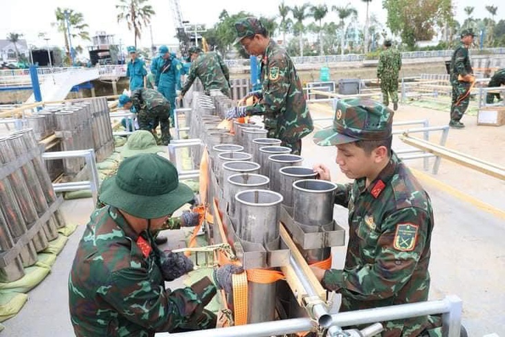 Cần Thơ lần đầu tiên tổ chức bắn pháo hoa trên sà lan phục vụ nhân dân vui xuân đón Tết - Ảnh: M.T.