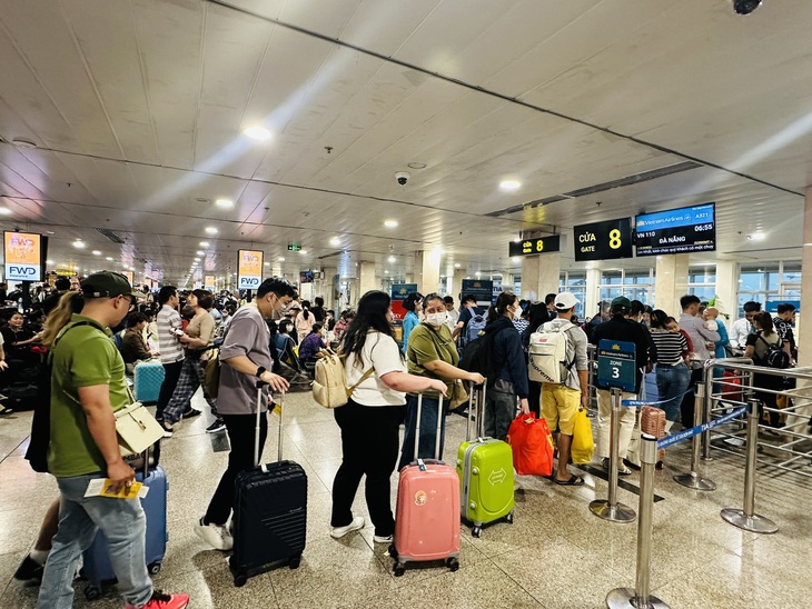 Trong hàng trăm chuyến bay mỗi ngày chở khách có góp sức của đội máy bay “lạ” của các hãng bay Việt Nam thuê tăng cường công suất phục vụ - Ảnh: CÔNG TRUNG