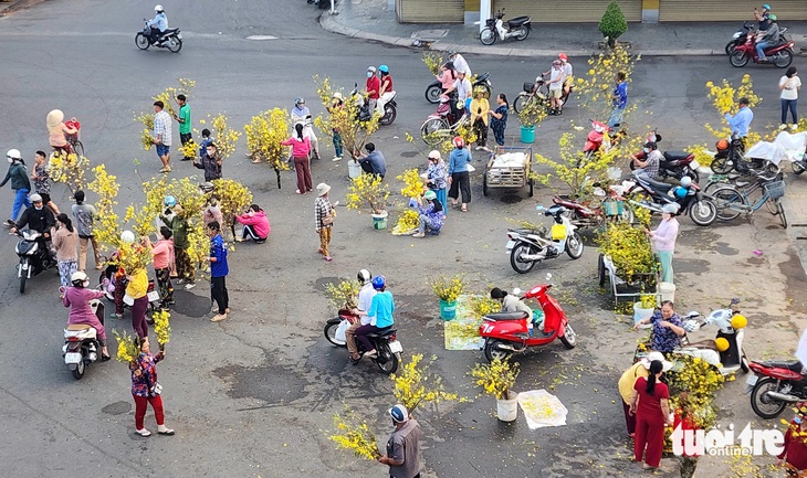 Một bên đường Hai Bà Trưng (đoạn giao với đường Nguyễn Huệ, thuộc phường Mỹ Long, TP Long Xuyên, tỉnh An Giang) vào sáng 30 Tết Nguyên đán Giáp Thìn - Ảnh: NGỌC KHẢI