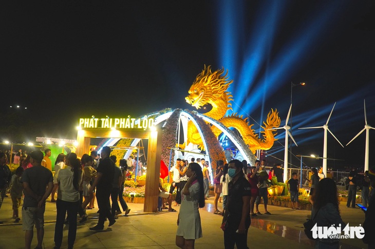 Rồng Tiền Giang nổi bật giữa cánh đồng điện gió- Ảnh 1. Rồng Tiền Giang nằm sừng sững giữa cánh đồng điện gió, nhìn thẳng ra quảng trường Hùng Vương