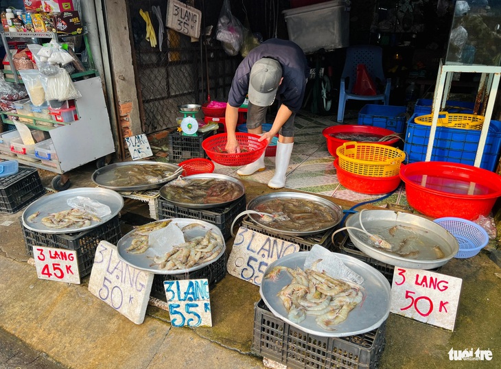 Tôm cá ghi bảng giá rõ ràng - Ảnh: YẾN TRINH