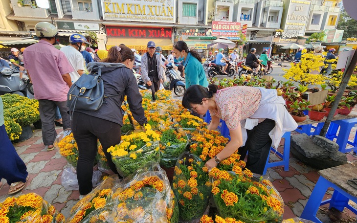 Chợ hoa ngày Tết, rất cần niêm yết giá công khai - Ảnh 2.