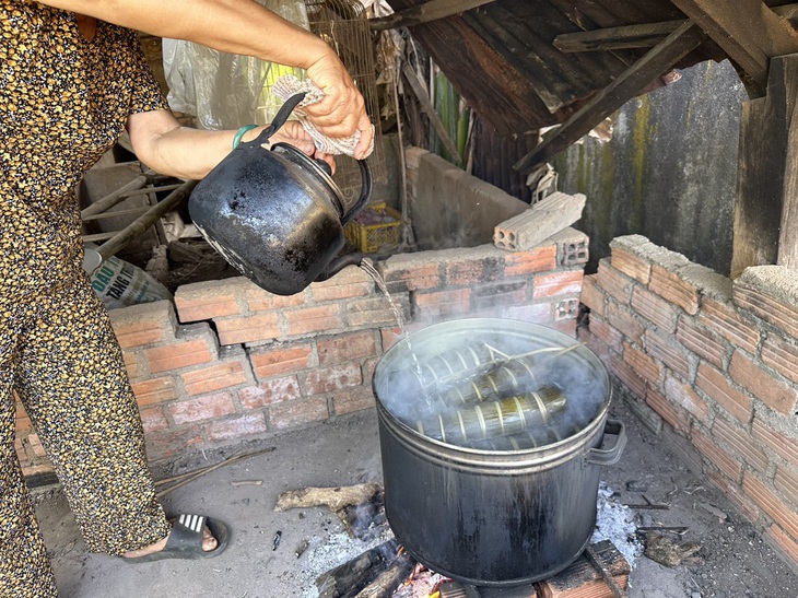 Châm nước thường xuyên cho nồi bánh tét để màu lá luôn xanh - đẹp.