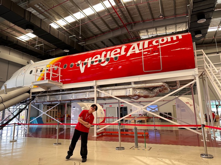 Dương Gia Tuệ trong quá trình thực tập tại Vietjet (TP.HCM)