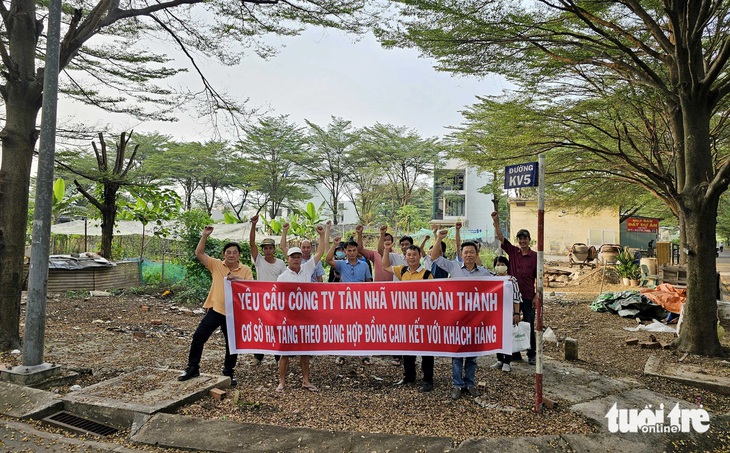 Người dân cho rằng phía chủ đầu tư chưa hoàn thành đầy đủ hạ tầng tại dự án khu nhà ở Tân Nhã Vinh - Ảnh: NGỌC HIỂN