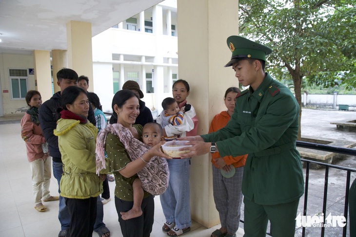 Bát cháo ấm nóng tiếp sức bệnh nhân trong điều trị - Ảnh: HOÀNG TÁO