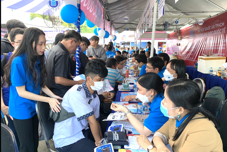 Học sinh tìm hiểu thông tin tuyển sinh tại Trường đại học Quốc tế (Đại học Quốc gia TP.HCM) trong Ngày hội tư vấn tuyển sinh - hướng nghiệp 2023 - Ảnh: TRẦN HUỲNH