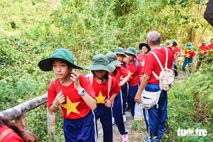 Luôn có giáo viên, người hướng dẫn quan sát hướng dẫn các em khi di chuyển - Ảnh: TRẦN HOÀI