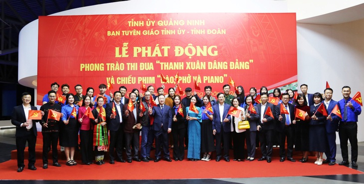 Các đại biểu tại buổi lễ phát động phong trào thi đua &quot;Thanh xuân dâng Đảng&quot; và chiếu phim “Đào, phở và piano” - Ảnh: NGUYỄN THANH