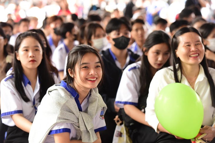 Học sinh nghe tư vấn ở Ngày hội tư vấn tuyển sinh - hướng nghiệp tại Cần Thơ sáng 10-3 - Ảnh: DUYÊN PHAN