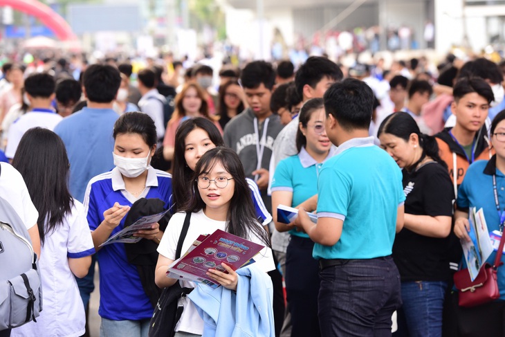 Học sinh tham gia ngày hội tư vấn tuyển sinh hướng nghiệp ở Cần Thơ sáng 10-3 - Ảnh: DUYÊN PHAN