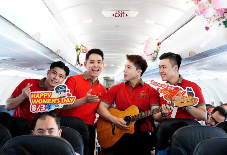 Nam tiếp viên Vietjet hòa giọng hát tặng khách nữ trên chuyến bay ngày 8-3- Ảnh 1.