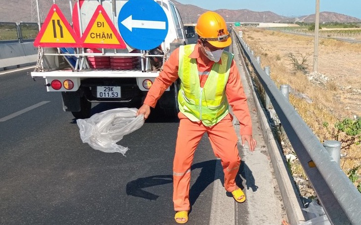 Xả rác bừa bãi trên cao tốc coi chừng vô tình gây... tai nạn