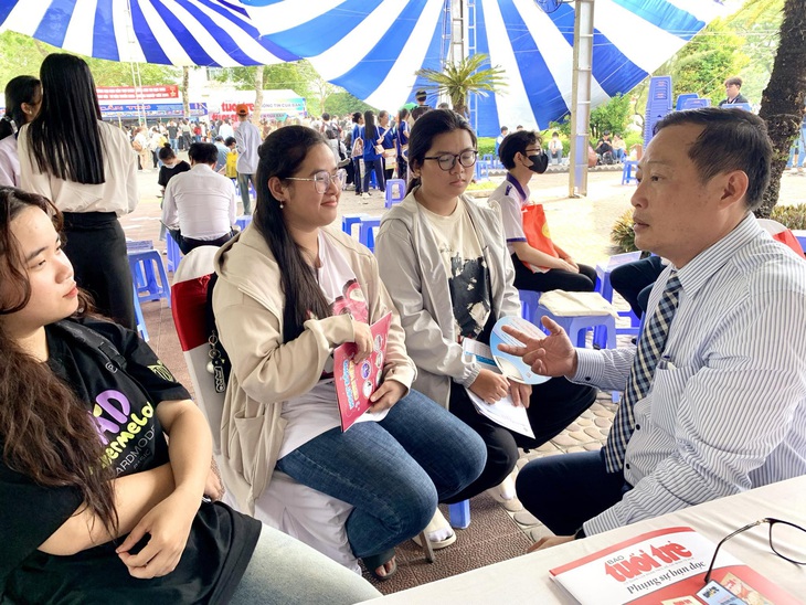 ThS Nguyễn Thái Châu - giám đốc Trung tâm Tuyển sinh và quan hệ doanh nghiệp Trường đại học Tài chính - Marketing tư vấn cho học sinh tại ngày hội sáng nay ở Cần Thơ - Ảnh: TRẦN HUỲNH