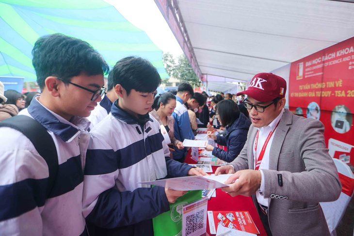 Một giảng viên của Đại học Bách khoa Hà Nội đang tư vấn cho các bạn học sinh - Ảnh: NGUYỄN KHÁNH