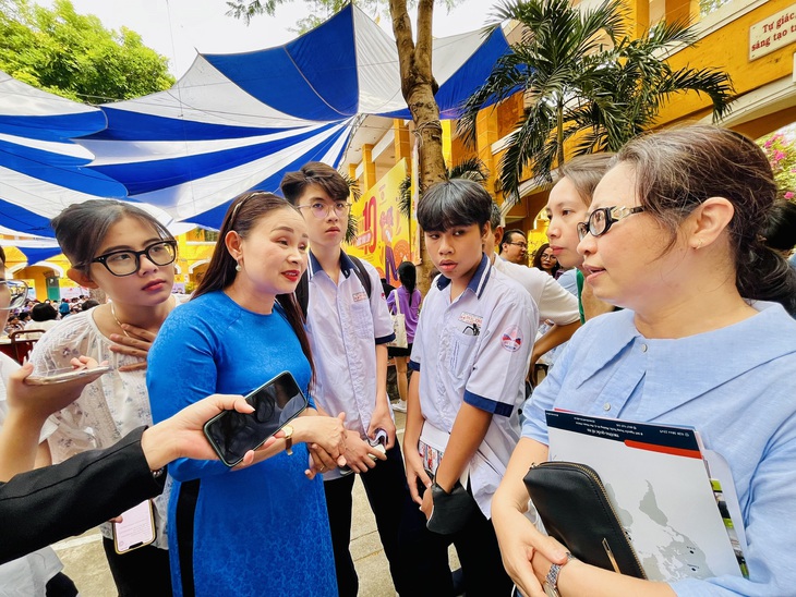 Đông đảo phụ huynh, học sinh tham gia tư vấn trực tiếp với chuyên gia tuyển sinh tại ngày hội Tự tin bước vào lớp 10, sáng 10-3 - Ảnh: MỸ DUNG