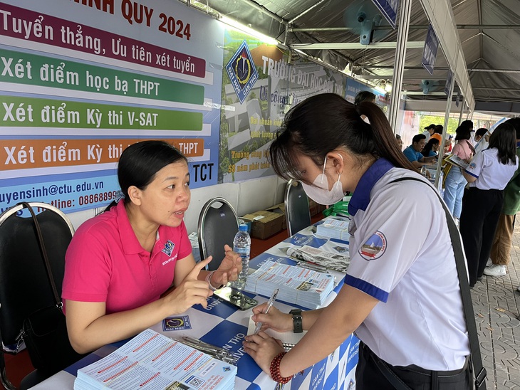 Một em học sinh đến sớm để nghe tư vấn, ghi chép cẩn thận về ngành ngôn ngữ Anh của Trường ĐH Cần Thơ - Ảnh: LAN NGỌC