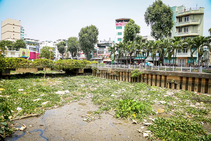 Rác trên kênh Nhiêu Lộc - Thị Nghè đến trưa 10-3 vẫn còn - Ảnh: PHƯƠNG QUYÊN